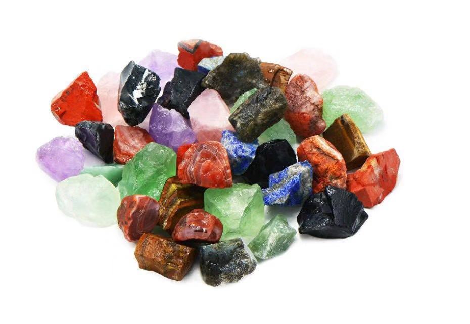 Pierres brutes colorées mélangées