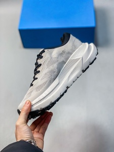 รองเท้ากีฬาแฟชั่นลำลองสำหรับผู้ชายรุ่นใหม่ ดีไซน์ทันสมัย ระบายอากาศได้ดี ด้วยวัสดุตาข่าย สไตล์อเนกประสงค์ เหมาะสำหรับเล่นสเก็ตบอร์ด - Product Image 2