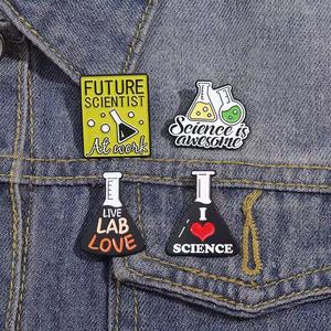 Broche en alliage <span class=keywords><strong>de</strong></span> molécule chimique <span class=keywords><strong>de</strong></span> dessin animé Fun Science Lab Beaker Metal Craft Pin pour tenue polyvalente Angel Cross Fashion - Product Image 2