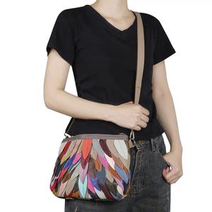 Sacs à bandoulière AndoBag en cuir véritable à blocs de couleur avec pompon - Petit sac à main carré vintage simple pour femmes 3174 - Product Image 5