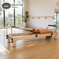 QueenLife Machine de Pilates Reformer en Bois d'Érable avec Ressorts Allemands, Plateforme de Saut, Barre de Pieds Réglable, Chaîne, Équipement de Studio de Yoga