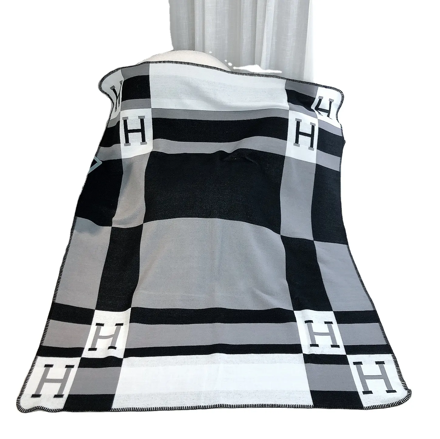 2023 Wholesale Solid Flannel Blanket Super Soft Luxury Cozy Microfiber Plush Fuzzy Blanket Lightweight Thick Throw Blanket
