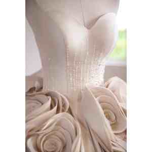 فستان زفاف كلاسيكي مقاس كبير مع قطار كاتدرائية ملكية وكشكشة دانتيل بتصميم خلفي لأم العروس - Product Image 5