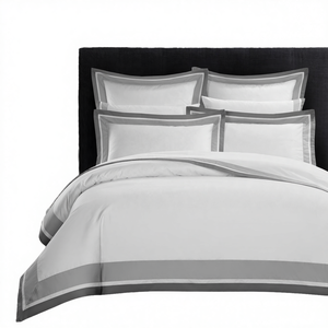Parure de lit de luxe en coton blanc 300 fils/cm² brodé avec bordure grise – Literie hôtelière haut de gamme pour l'hôtellerie, vente en gros et export - Product Image 4