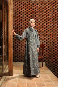 Vestido de Seda Suave y Fluido de Lujo con Lazo para Ocasiones Cotidianas y Formales con Elegancia - Product Image 4