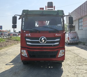 Camión Grúa de Gran Altura HOWO 4x2 con Capacidad de Elevación de 10 Toneladas, Emisión Euro 2, Motor de 351-450 CV, Fabricado en China - Product Image 2