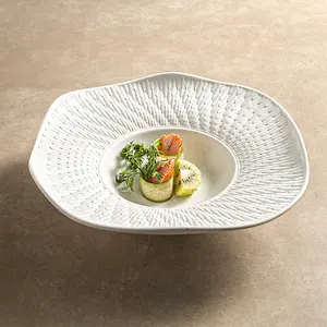 Güzel yemek olay ziyafet için fransız kabartmalı düzensiz çanak çömlek sofra porselen restoran otel yemekleri seramik makarna plaka
