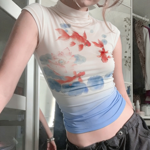 Camiseta de Manga Corta para Mujer, Cuello Alto, Tejido Transpirable y Ecológico, con Estampado de Peces Dorados en Acuarela, Estilo Vintage, Nueva Colección de Verano - Product Image 4