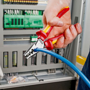 Herramienta de crimpado Knipex 16 AWG de entrada frontal, crimpadora de cables industriales de acero cromado con mango de agarre suave - Product Image 1