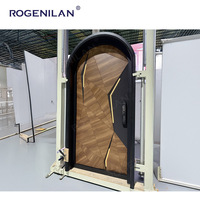 Rogenilan Villa de lujo Puerta abatible de entrada arqueada de aluminio Puerta de entrada frontal de seguridad grabada en 3D Puerta exterior residencial