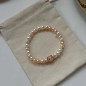 Pulsera de Perlas Blancas y Rosas de Agua Dulce, Brazalete Elástico de Cristal Rosa Natural de 17 cm, Chapado en Cobre con Oro de 14k, Colección Nearly Beauty - Product Image 1