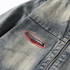 Fournisseur en gros de vestes en <span class=keywords><strong>jean</strong></span> personnalisées pour hommes, style vintage, denim délavé, col montant, <span class=keywords><strong>fermeture</strong></span> <span class=keywords><strong>éclair</strong></span> sur le devant avec logo brodé - Product Image 3