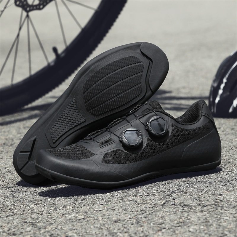 All-black lock-free shoes
