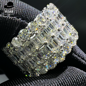 9-18K ホワイトゴールド メンズ ワイド ダイヤモンド リング、ラボグロウン エメラルドカット ダイヤモンド ラウンドカット、4本爪パヴェセッティング。 - Product Image 5