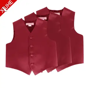結婚式のベストのための赤い男の子のスーツ