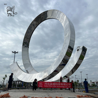 Sculpture de lune croissante en acier inoxydable poli miroir, moderne et sur mesure, de grande taille, pour la décoration paysagère de jardin