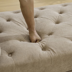 Chaise longue imbottita personalizzata con braccioli arrotolati in tessuto vintage, panca con gambe in legno massello per soggiorno, panca decorativa all'ingrosso - Product Image 4