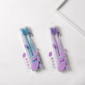 Vente en gros de 2 brosses à dents jetables en plastique <span class=keywords><strong>ultra</strong></span>-douces pour un usage domestique, colorées - Product Image 1