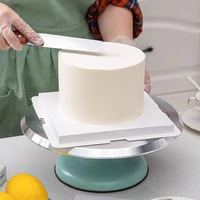 Petite plateforme tournante pour gâteaux, idéale pour les mini-desserts et la décoration de biscuits délicats, à utiliser à la maison dans la cuisine