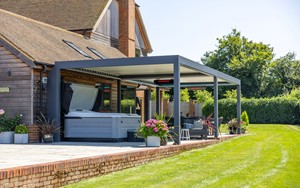 Elegante Conjunto de Pérgola de Aluminio con Cortinas y Mosquitera para Exteriores - Product Image 4