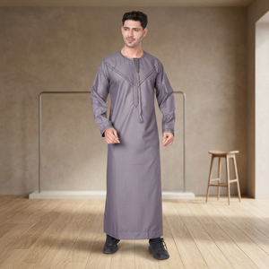 Túnica Árabe Gris Premium para Hombre, Túnica Musulmana Tradicional de Manga Larga con Costuras en Contraste y Detalle de Borlas para el Medio Oriente - Product Image 3