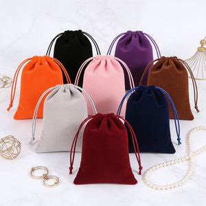 Sac en velours noir anti-poussière avec cordon de serrage pour bijoux et écouteurs, personnalisable par sérigraphie, vente en gros - Product Image 2