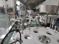 Bouteille d'huile essentielle de parfum automatique, bâton de déodorant en rouleau sur machine de remplissage