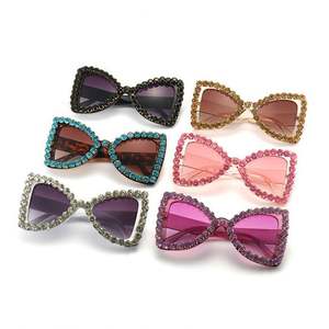 Lunettes de soleil papillon surdimensionnées œil de chat vintage de luxe roses avec strass et diamants pour femme – Collection 2022 - Product Image 4