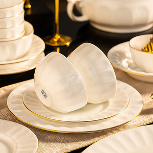 Juego de <span class=keywords><strong>vajilla</strong></span> de estilo europeo de gama alta Jingdezhen, platos de arroz de cerámica blanca pura desechables, borde dorado en relieve, Hogar Moderno - Product Image 4
