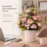Arrangement de fleurs artificielles en soie de pivoine romantique dans un pot en céramique rose texturé pour la décoration de la maison, du bureau ou de la table.
