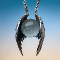 Collier pendentif Novito tendance vintage européen et américain en alliage plaqué argent avec cristal de laboratoire, chaîne maille forçat, ailes, cadeau unisexe