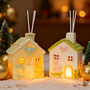 Décoration de Noël personnalisée en céramique et porcelaine, maison de village à motifs colorés avec lumières LED - Product Image 2