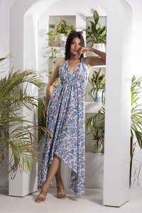 Vestido acampanado azul y blanco de cuatro paneles para mujer con cuello halter y diseño sin espalda para un estilo moderno y a la moda para el verano. - Product Image 2