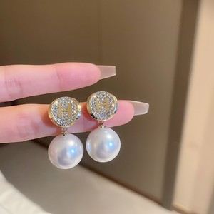 Boucles d'oreilles clous en perles et lettres style diamant français, tendance, personnalité, luxe léger, tempérament, vente en gros pour <span class=keywords><strong>femme</strong></span> - Product Image 1