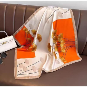 Pañuelo Cuadrado de Satén de Seda con Estampado de Carruaje de Caballos en Azul Real para un Estilo Clásico y Lujoso - Product Image 5