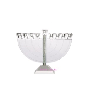 Decorazione Menorah in cristallo trasparente con candelabro a 9 luci con diamanti schiacciati - Product Image 3