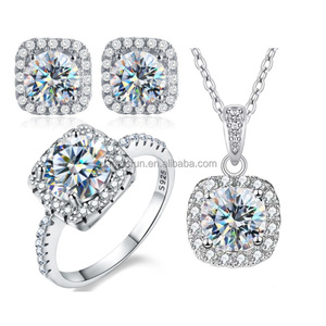 GRA Certificado 925 Plata <span class=keywords><strong>de</strong></span> Ley 18K Chapado en <span class=keywords><strong>oro</strong></span> D Color VVS cuadrado Moissanite Huggie Stud Pendiente Hombres Mujeres Tornillo Pendiente trasero - Product Image 5