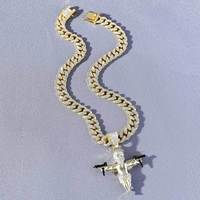 Collier Pendentif Personnalisé en Alliage de Zinc Plaqué Or 14K, Thème Bandit Ange avec Deux Fusils-Mitrailleurs, Style Bling Complet, Chaîne Cubaine Bicolore pour Soirée