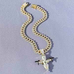 Collar con Colgante Temático de Dos Pistolas de Acordeón, Diseño de Ángel Bandido, Chapado en Oro de 14K, Aleación de Zinc Personalizada, Estilo Bling Completo, Cadena Cubana Bicolor para Fiesta - Product Image 3