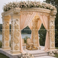 Mandap de luxe sculpté en forme de paon, piliers classiques pour l'aménagement de mariages indiens en destination