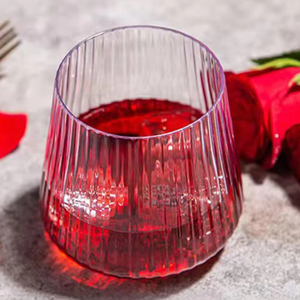 Coupe à vin rouge en plastique à rayures verticales, fabriquée au Vietnam - Product Image 1