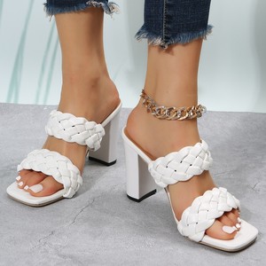 Nouvelles sandales mode à talon épais et torsadé, à bout carré et bride unique, collection été 2025 - Product Image 5