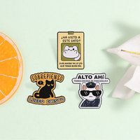 Pin Enamel Kucing Slogan Spanyol Kartun, Bros Logam Karakter Kucing Lucu, Hiasan untuk Jaket, Tas Ransel, Ornamen Fashion