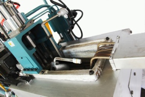 La máquina de fundición a presión de Cámara Caliente fabrica piezas de precisión de aleación de aluminio y zinc de manera eficiente y rápida - Product Image 3