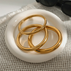 Pulsera Sencilla de Círculo Dorado en Acero Inoxidable 18K, Joyería Unisex para Uso Diario - Product Image 3