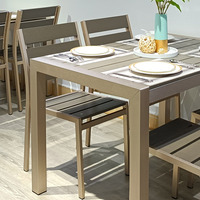 Ensemble table et chaises Coets en aluminium brossé résistant aux hautes températures avec cadre en plastique bois pour patio restaurant terrasse extérieure