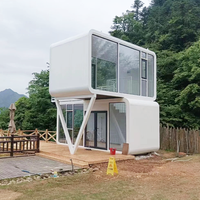 Module mobile de type conteneur, cabane isolée thermiquement et insonorisée, espace temporaire pour sites touristiques et commerces