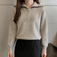 Pull en maille pour femme à col polo mi-zippé, gris chiné, en tissu texturé subtil, avec épaules tombantes et manches longues à revers côtelés