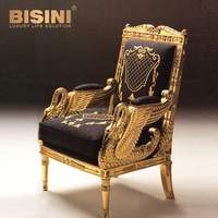 Chaise royale classique impériale en bois sculpté doré, rembourrée de tissus à motifs fantaisistes