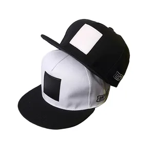 Casquette en coton brodé 3d avec écusson en cuir blanc et noir casquettes à 5 panneaux casquettes snapback unies chapeaux avec logo personnalisé pour hommes snapback